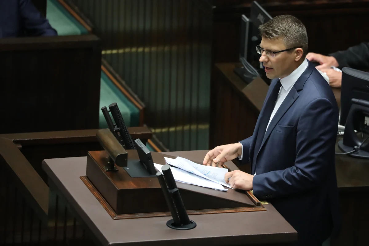 "Będzie pozew resortu sprawiedliwości ws. opinii prawników z Krakowskiego Instytutu Prawa Karnego dot. noweli Kodeksu karnego" - powiedział wiceszef MS Marcin Warchoł. Chodzi o stwierdzenie dot. rzekomego złagodzenia odpowiedzialność prezesów państwowych spółek za korupcję.