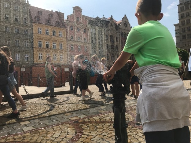 Żar leje się z nieba. IMGW ostrzega przed upałami