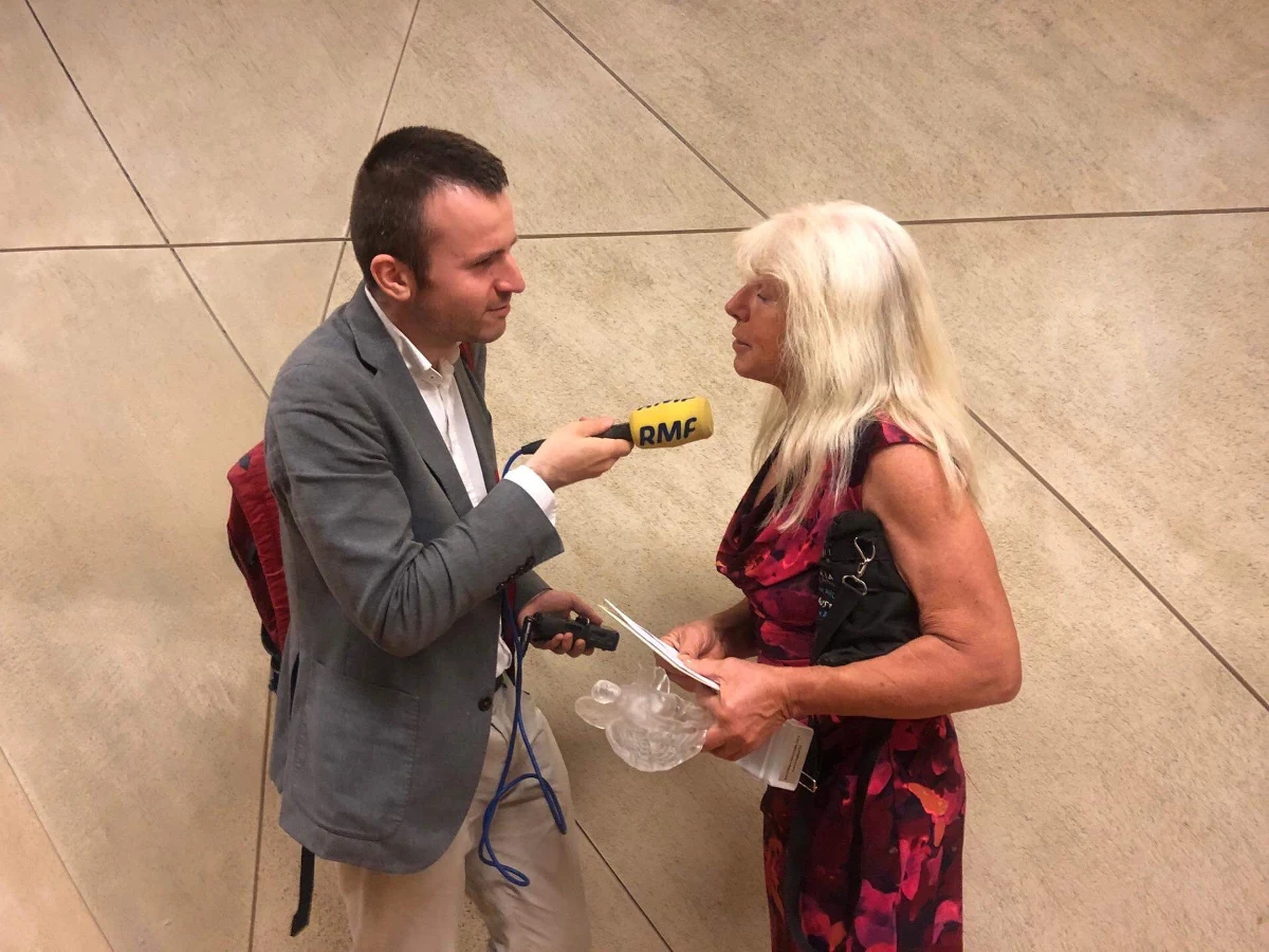 "Starałam się nie myśleć o tym, czego nie mam. Przecież jak nie mam owoców, to i tak ich nie będę miała, bo na oceanie nie ma drzew, tam nic nie wyrośnie. Do sklepu nie skoczę, bo tam nie ma sklepów. Po co o tym myśleć, skoro i tak nic nie mogę na to poradzić? Myślałam o dobrych rzeczach. To było 216 świetnych dni. Już nie pamiętam o sztormach, nie pamiętam o falach. Było super" - przyznaje w rozmowie z RMF FM Joanna Pajkowska, Polka, która samotnie opłynęła świat wokół trzech przylądków, nie zawijając do portów. W podróży wyruszyła we wrześniu, do Polski wróciła kilkanaście dni temu. 