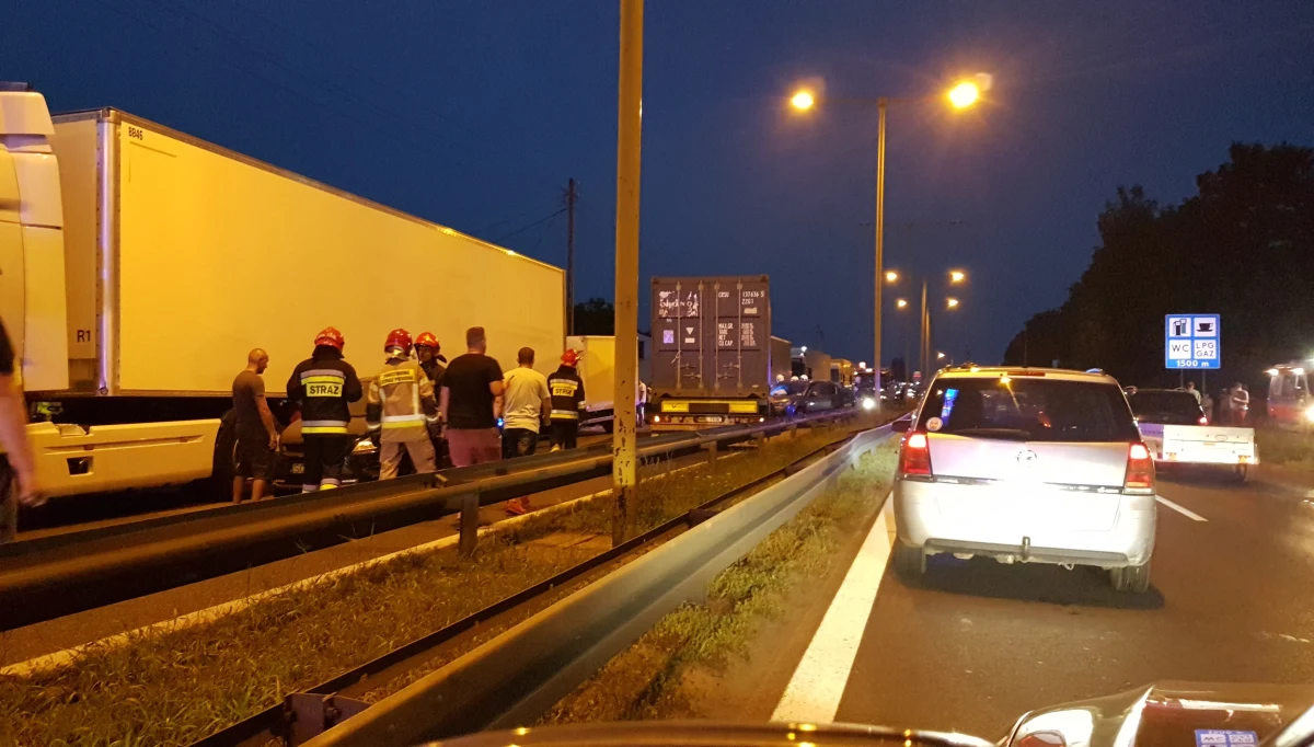 Prawdopodobnie za sprowadzenie bezpośredniego niebezpieczeństwa katastrofy w ruchu lądowym odpowie kierowca tira, który w piątek spowodował karambol na drodze krajowej nr 1 w Częstochowie, jadąc pod prąd. Testy wykazały, że był pod wpływem narkotyków - amfetaminy.