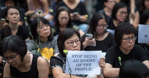 Zmiany prawa ekstradycyjnego, umożliwiające m.in. przekazywanie podejrzanych Chinom kontynentalnym, zostały odłożone na nieokreślony termin – ogłosiła w sobotę szefowa administracji Hongkongu Carrie Lam. Przeciwnicy domagają się całkowitego wycofania projektu.