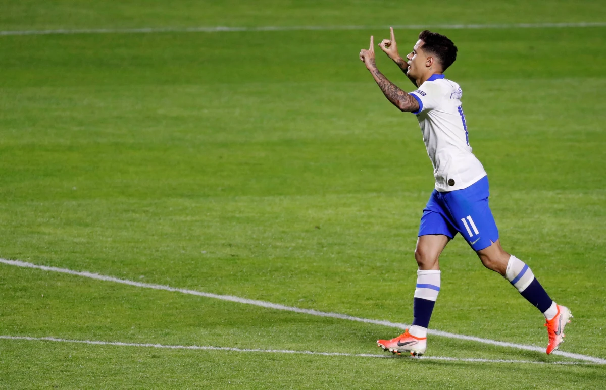 Drużyna gospodarzy pokonała w Sao Paulo Boliwię 3:0 w pierwszym meczu rozpoczętego w Brazylii turnieju piłkarskiego Copa America, mistrzostw strefy południowoamerykańskiej. "Canarinhos" na jakikolwiek tytuł w seniorskim futbolu czekają od 12 lat.