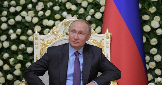 Prezydent Rosji Władimir Putin w sobotę zarzucił Stanom Zjednoczonym, że w kontekście prowadzonych przez to państwo "wojen handlowych" stosuje ono "walkę bez reguł". Zaapelował o odbudowanie zaufania i ustalenie zasad sprawiedliwej współpracy gospodarczej.
