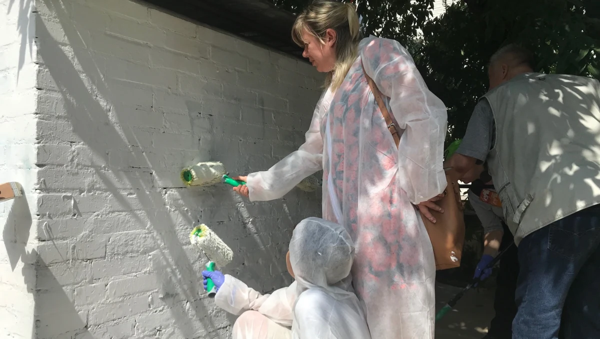 Niecodzienna akcja w Warszawie. Mieszkańcy dzielnicy Praga postanowili walczyć z wulgaryzmami w swoim otoczeniu i przy pomocy wałków malarskich zaczęli usuwać ze ścian nieestetyczne i wulgarne napisy.