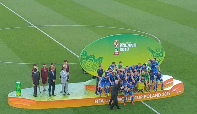 Prezydent Infantino wręcza Ukrainie Puchar Świata za zwycięstwo w MŚ U-20. Wideo