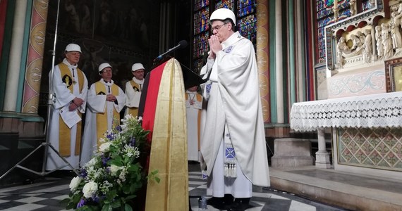 Arcybiskup Paryża Michel Aupetit celebrował pierwszą od kwietniowego pożaru mszę w katedrze Notre Dame. Z powodów bezpieczeństwa wszyscy uczestnicy nabożeństwa mieli na głowie kaski.