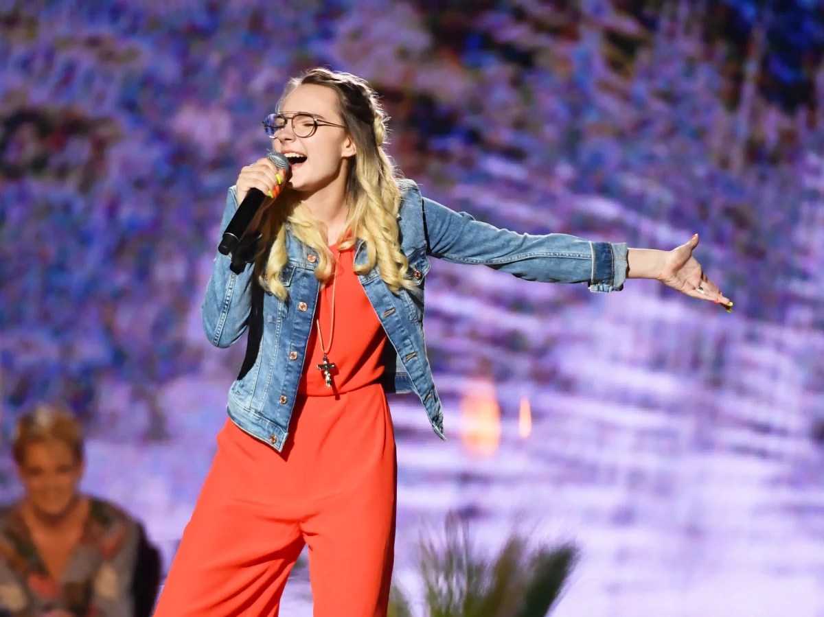 Martyna Wójcik i Natalia Pycek ex aequo (w kategorii dzieci) oraz Kamil Czeszel (w kategorii dorosłych) zostali laureatami 15. Festiwalu Zaczarowanej Piosenki. Koncert 12 finalistów odbył się w sobotę wieczorem na krakowskim Rynku – po ocenie występów jury ogłosiło nazwiska.
