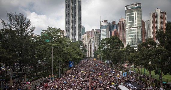 Tysiące ubranych na czarno Hongkończyków wyszły w niedzielę na ulice, domagając się dymisji szefowej administracji regionu Carrie Lam i wycofania rządowego projektu zmian prawa ekstradycyjnego, umożliwiającego m.in. ekstradycję do Chin kontynentalnych.