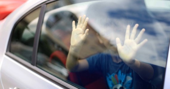 Policja z Łodzi wszczęła postępowanie wobec matki dwojga dzieci w wieku 7 i 2,5 roku, która pozostawiła je w zamkniętym samochodzie podczas ponad 30-stopniowego upału. Kobiecie może grozić nawet 5 lat więzienia.