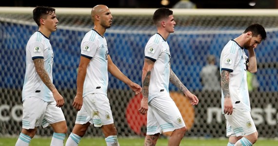 Piłkarze Kolumbii po golach w końcówce pokonali w Salvadorze, w Brazylii, Argentynę 2:0 w meczu grupy B Copa America. "Albicelestes" występy w mistrzostwach kontynentu od porażki zaczęli poprzednio w... 1979 roku. "Głowy do góry i do przodu" - motywuje kolegów kapitan Lionel Messi.