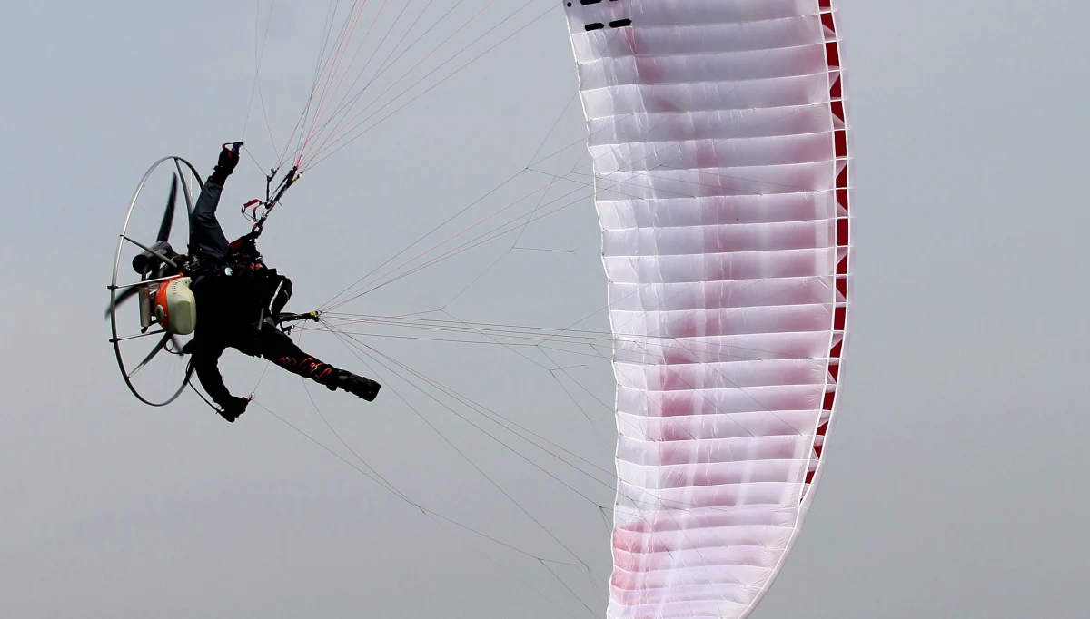 Pilot motoparalotni został poszkodowany w wypadku, do którego doszło podczas pokazów na lotnisku w Gierałtowiczkach w powiecie wadowickim. Podczas lądowania statek powietrzny spadł z wysokości około 5 metrów - poinformowali wadowiccy strażacy.