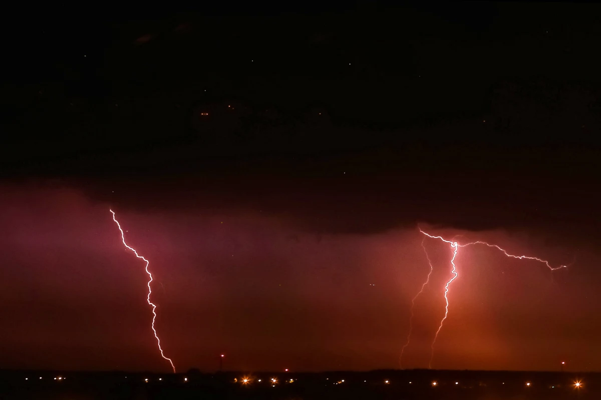 Bez dostaw prądu pozostaje około 7 tys. odbiorców na terenie województw: zachodniopomorskiego (4 tys.), opolskiego (1,6 tys.), warmińsko-mazurskiego (970) i podlaskiego (423) - poinformował w niedzielę na Twitterze z-ca dyrektora RCB Grzegorz Świszcz. Zaznaczył, że to stan na godzinę 15.30.