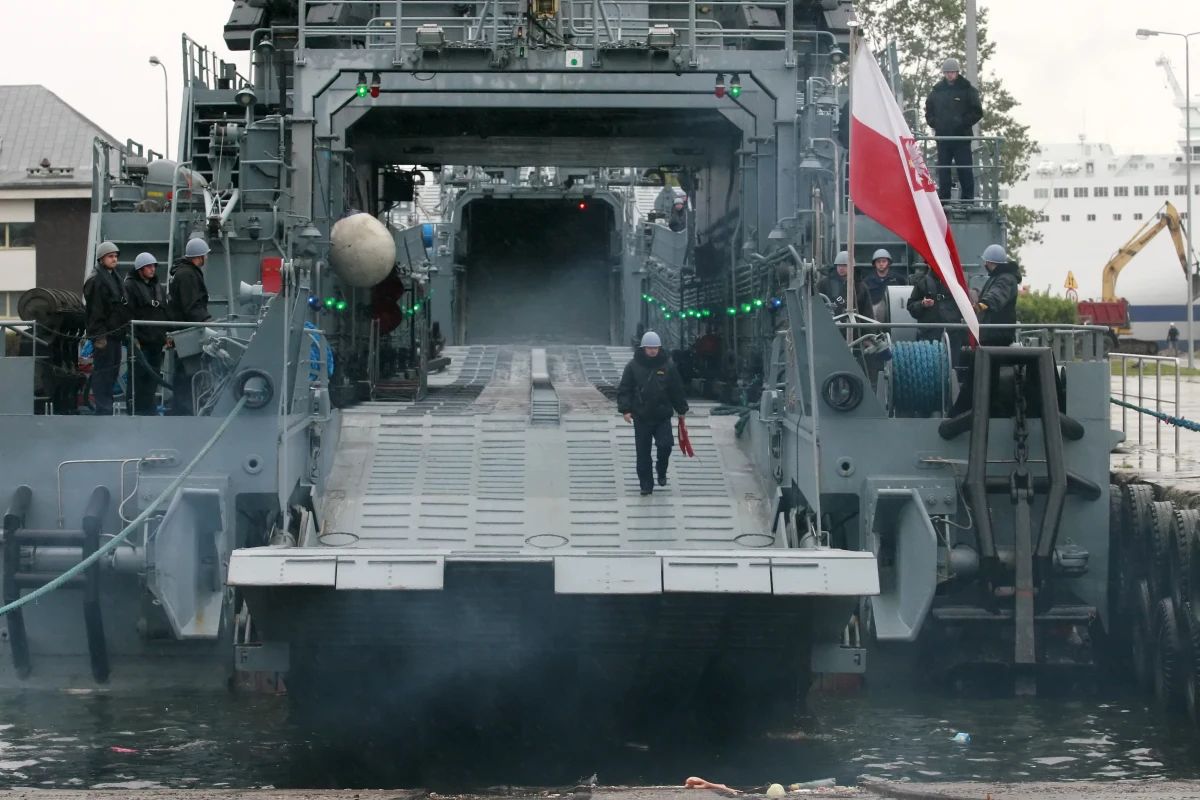 Problemy na polskim okręcie ORP "Gniezno" podczas międzynarodowych ćwiczeń Baltops u wybrzeży Litwy. Jak dowiedział się reporter RMF FM w trakcie desantu jednostka rozpruła fragment burty i zaczęła nabierać wody.  Sygnał o zdarzeniu dostaliśmy z Gorącej Linii RMF FM.