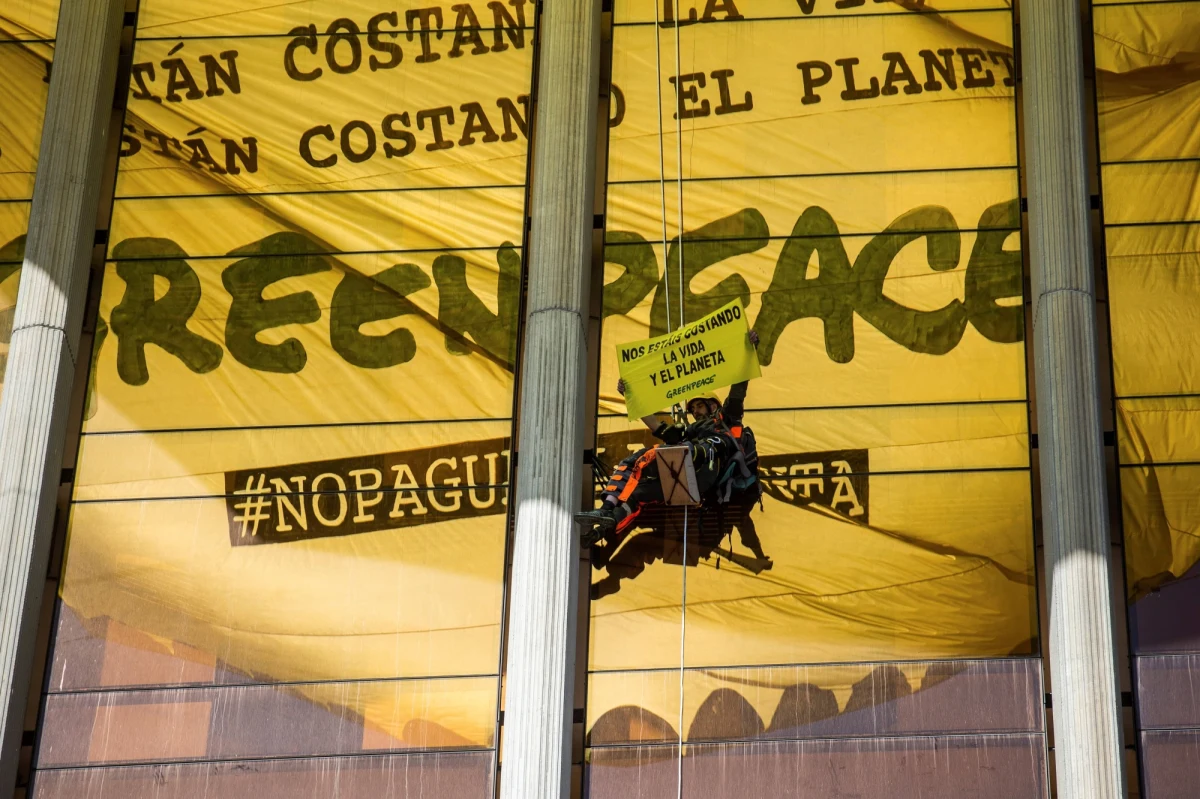 Aktywiści organizacji Greenpeace poinformowali w niedzielę o zatrzymaniu platformy wiertniczej płynącej do złoża koncernu BP na Morzu Północnym. Ich statek Arctic Sunrise przechwycił platformę w odległości ok. 80 km od wybrzeża Szkocji i zmusił do zawrócenia.