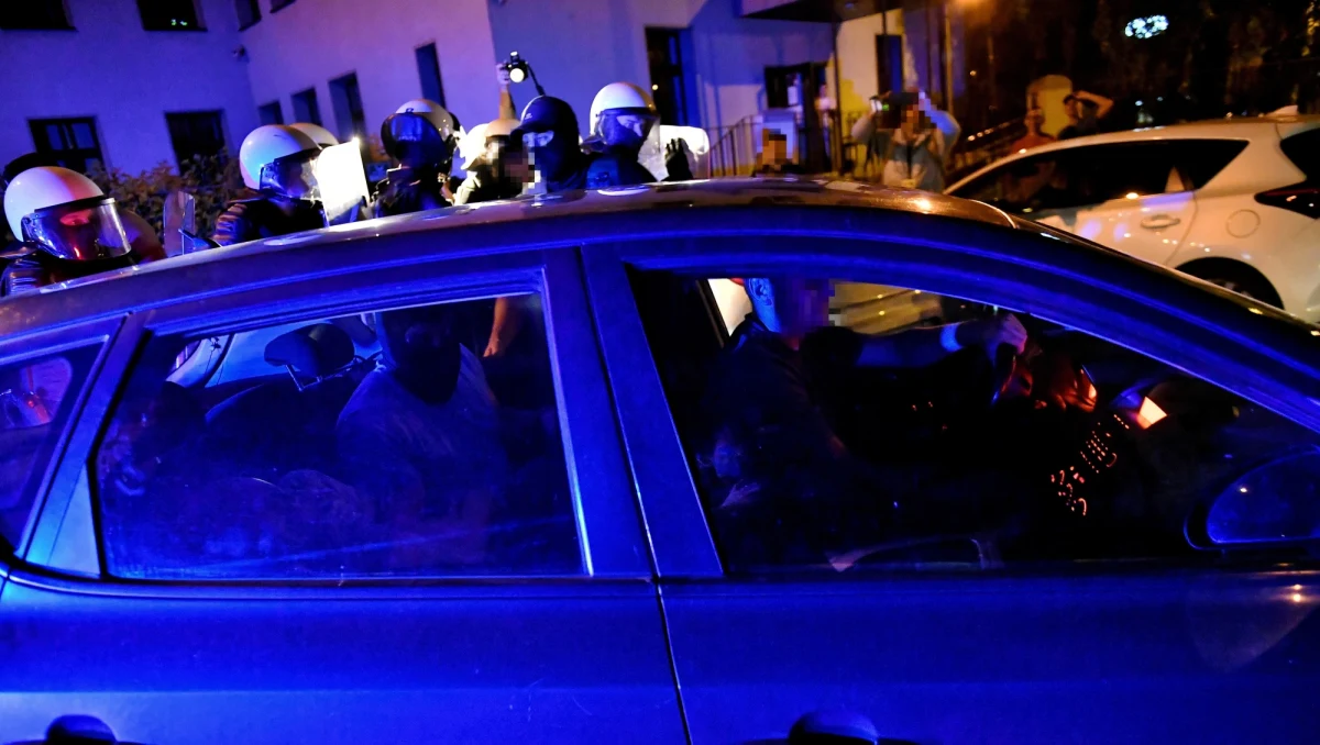 Bocznym wyjściem, w kordonie policji, przed godziną 1 w nocy wyprowadzono z budynku Prokuratury Okręgowej w Świdnicy 22-letniego mężczyznę, podejrzewanego o zabójstwo 10-letniej dziewczynki z Mrowin. Przesłuchanie 22-latka trwało prawie sześć godzin.