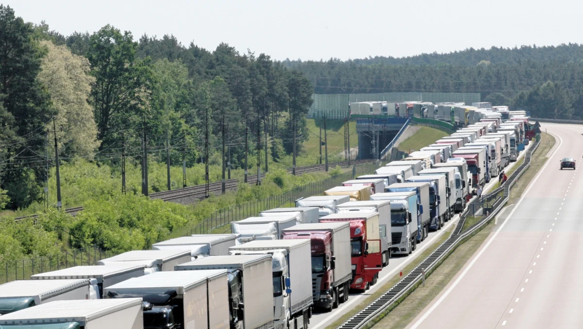 Zablokowana autostrada A2 między węzłami Skierniewice w woj. łódzkim i Wiskitki w woj. mazowieckim. Zapaliła się tam ciężarówka. Wysypało się z niej 20 ton paszy. 