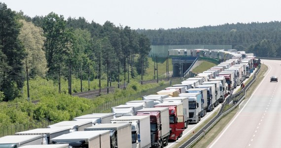 Zablokowana autostrada A2 między węzłami Skierniewice w woj. łódzkim i Wiskitki w woj. mazowieckim. Zapaliła się tam ciężarówka. Wysypało się z niej 20 ton paszy. 