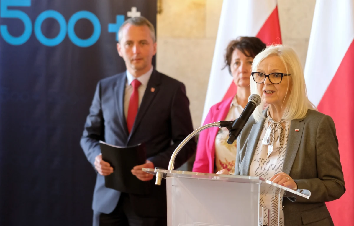 Pierwsze wypłaty świadczenia 500 plus na pierwsze dziecko - bez kryterium dochodowego - powinny nastąpić jeszcze w lipcu - oceniła w poniedziałek w Katowicach minister rodziny, pracy i polityki społecznej Bożena Borys-Szopa.