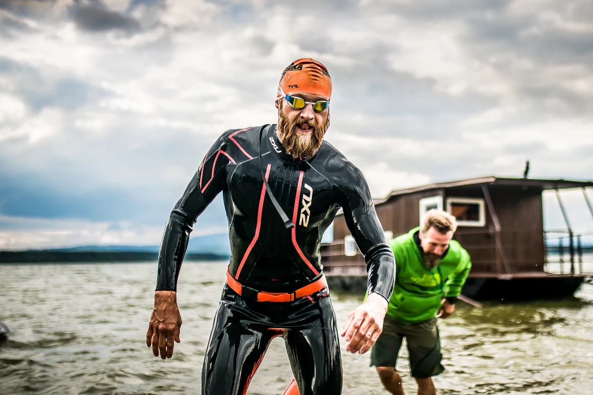 "Myślisz więc, że jesteś z żelaza, bo udało Ci się ukończyć kiedyś jakiegoś Ironmana czy InnegoMena? Nie jesteś! Sprawdź się z Hardą, która udowodni Ci czym jest prawdziwa stal" – tak piszą organizatorzy jednego z najtrudniejszych ultratriathlonów na świecie. W ten weekend w polskich i słowackich Tatrach będą rywalizować najtwardsi z twardych zawodników, którzy kiedykolwiek podjęli się rywalizacji w triathlonie. Najlepszy z nich w zeszłym roku ukończył zawody w 23 godziny i 22 minuty. O tym, czym jest Harda i co zrobić, żeby ją pokonać –  z organizatorem imprezy Marcinem Wernikiem rozmawiał - Paweł Pawłowski.