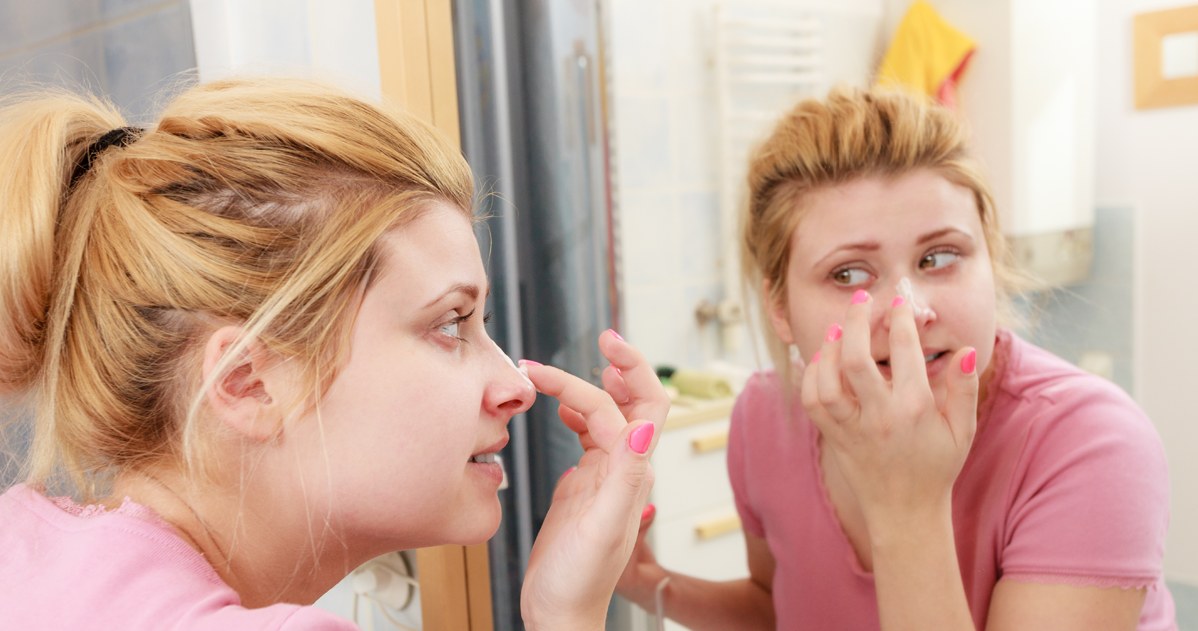 Wygładza cerę i rozjaśnia przebarwienia. Wystarczy kilka listków i owoc, który masz w lodówce