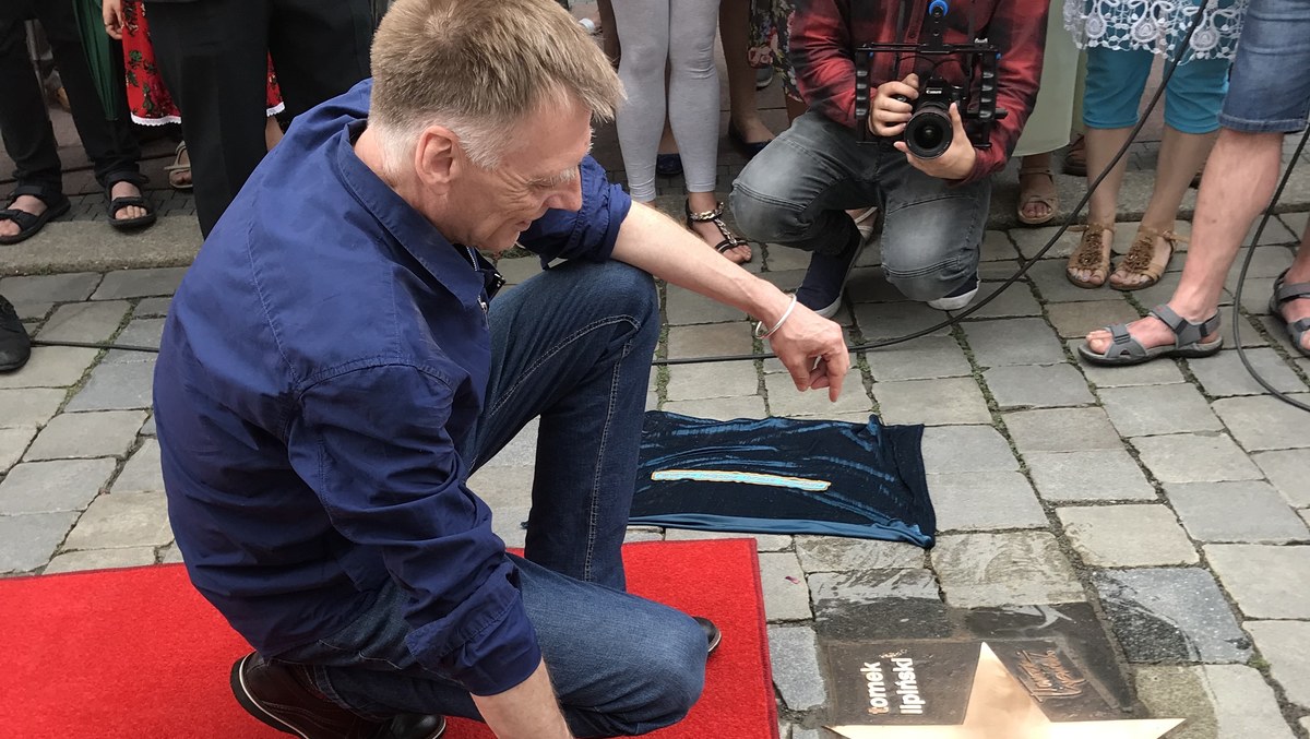 Przybyło odsłoniętych gwiazd w Alei Gwiazd Polskiej Piosenki w Opolu. Kolejne osoby, których nazwiska się tam znalazły to Janusz Kondratowicz, Ania Dąbrowska i Tomasz Lipiński.