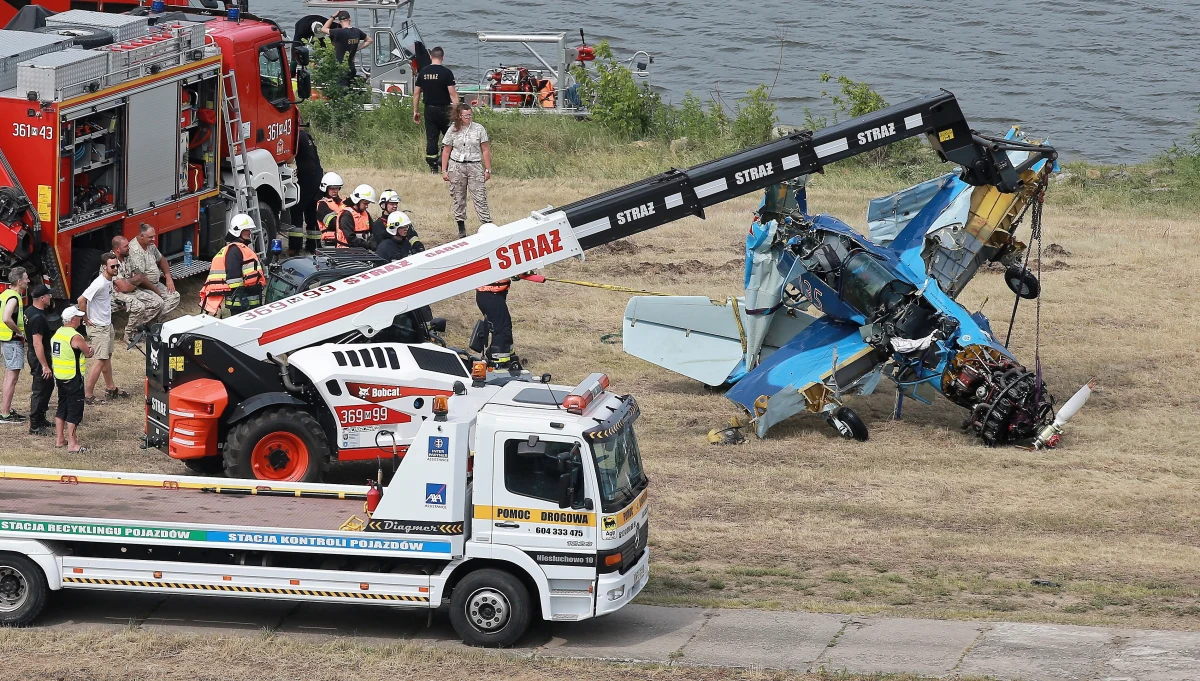 ​Najprawdopodobniej to błąd pilota był przyczyną sobotniej katastrofy podczas pikniku lotniczego w Płocku. Samolot był sprawny. Jak nieoficjalnie ustalił reporter RMF FM, z badania maszyny przeprowadzonego pod nadzorem prokuratury nic nie wskazuje na usterkę podczas akrobacji.