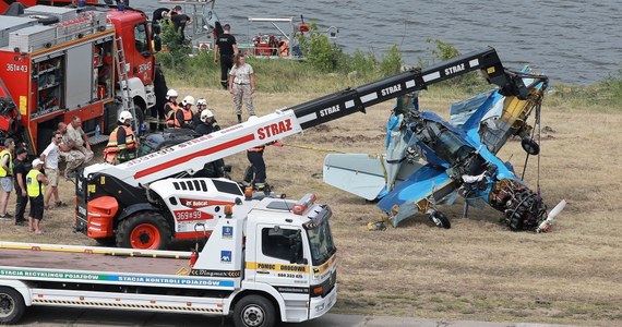 ​Najprawdopodobniej to błąd pilota był przyczyną sobotniej katastrofy podczas pikniku lotniczego w Płocku. Samolot był sprawny. Jak nieoficjalnie ustalił reporter RMF FM, z badania maszyny przeprowadzonego pod nadzorem prokuratury nic nie wskazuje na usterkę podczas akrobacji.