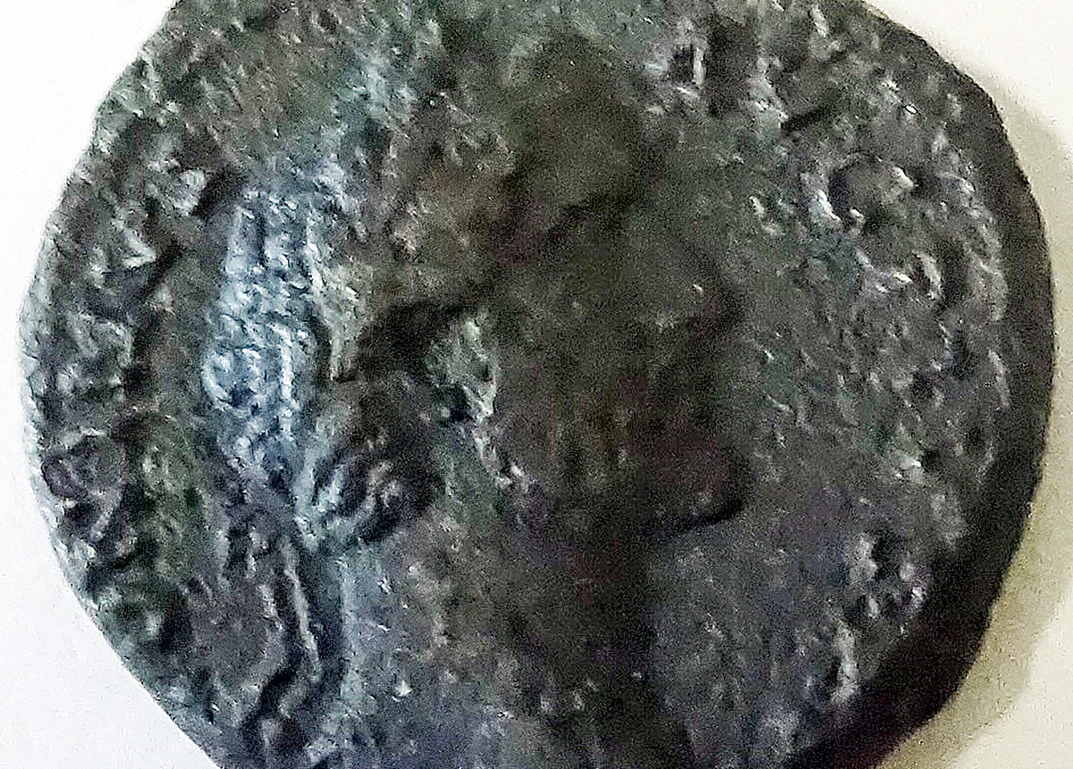 50 srebrnych monet oraz rzymski denar cesarza Antoninusa Piusa sprzed prawie 2 tysięcy lat zabezpieczyli policjanci u mieszkańca gminy Dębno w Zachodniopomorskiem. Mężczyzna nielegalnie poszukiwał "skarbów" przy użyciu wykrywacza metalu. Potrzebne jest do tego zezwolenie konserwatora zabytków, a wydobyte z ziemi przedmioty trzeba oddać historykom. 