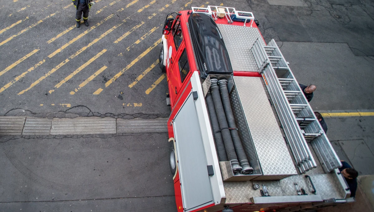 ​Siedem osób zostało rannych, gdy wiozący uczniów autobus na polskich tablicach rejestracyjnych wjechał do rowu na autostradzie M3 na Węgrzech - poinformowała agencja MTI.