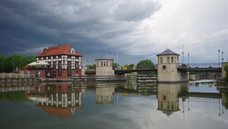 Osunęła się skarpa na Kanale Elbląskim. Szlak zamknięty dla części jednostek