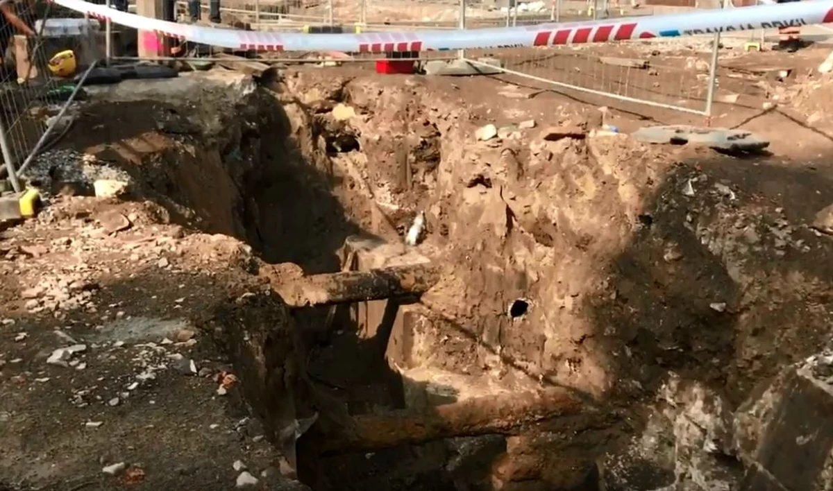 W Krakowie na skrzyżowaniu ulic: Krakowskiej, Dietla i Stradomskiej drogowcy natknęli się na prawdziwy zabytek – ruiny mostu Królewskiego.