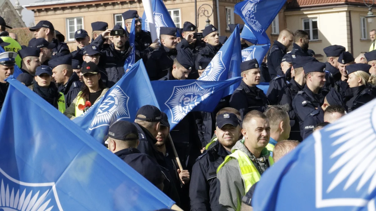 To próba upolitycznienia policyjnych związków zawodowych, która może zaszkodzić całej formacji - tak wiceszef NSZZ Policjantów Sławomir Koniuszy ocenia projekt ustawy przewidującej pluralizm związkowy w policji. Ten projekt na wniosek Solidarności prezydent właśnie wysłał do Sejmu. 