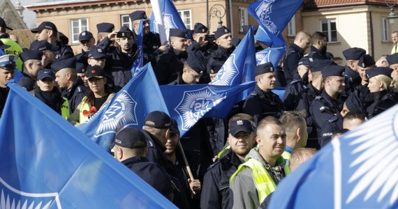 To próba upolitycznienia policyjnych związków zawodowych, która może zaszkodzić całej formacji - tak wiceszef NSZZ Policjantów Sławomir Koniuszy ocenia projekt ustawy przewidującej pluralizm związkowy w policji. Ten projekt na wniosek Solidarności prezydent właśnie wysłał do Sejmu. 