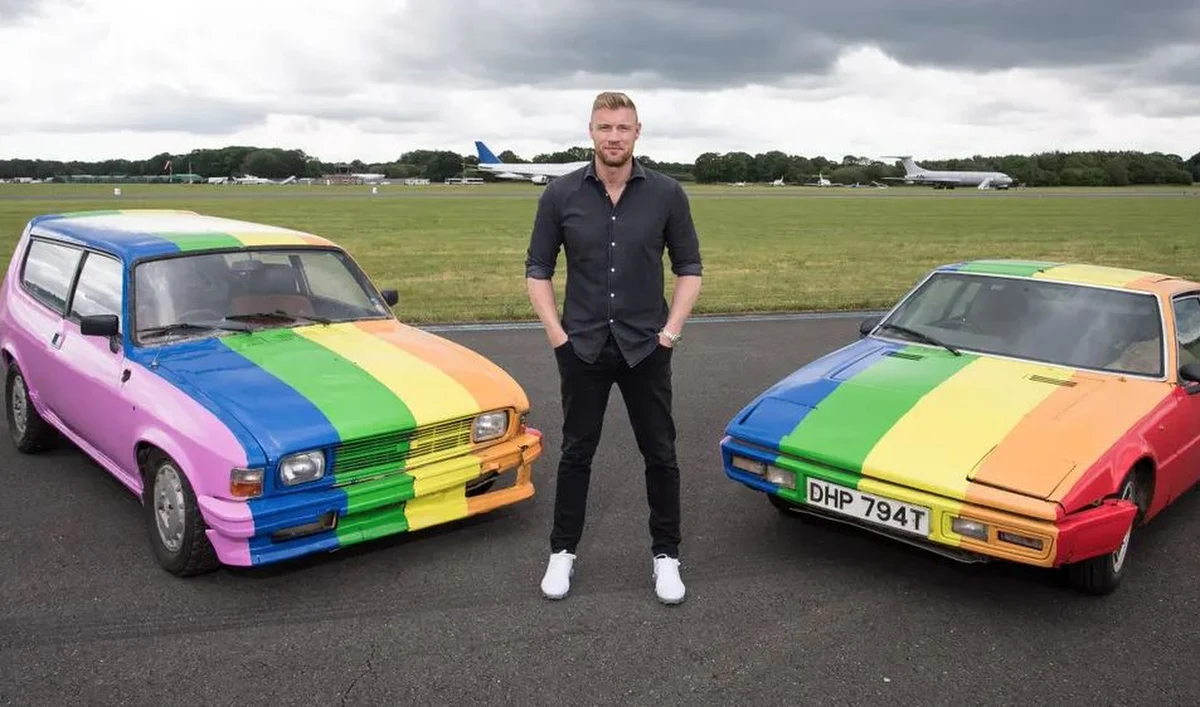 Ekipa Top Gear w tęczowym proteście. Prowadzący program motoryzacyjny telewizji BBC przemalowali dwa samochody na kolory tęczy. To znak solidarności ze społecznością LGBT i nie chodzi nawet o Wielką Brytanię. 