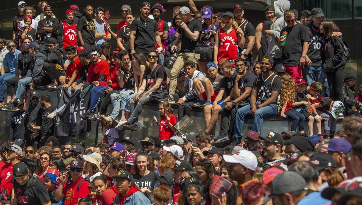 Ponad milion świętowało na ulicach Toronto mistrzostwo ligi NBA dla drużyny Raptors. Podczas fety doszło do strzelaniny.