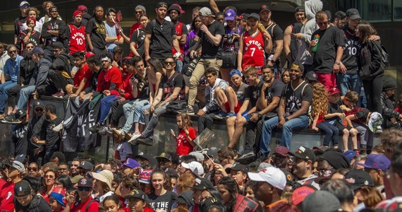 Ponad milion świętowało na ulicach Toronto mistrzostwo ligi NBA dla drużyny Raptors. Podczas fety doszło do strzelaniny.