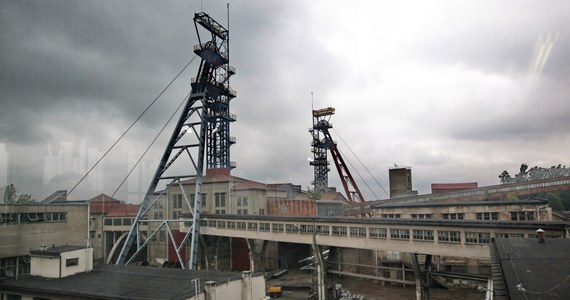 Górnik pracujący w podziemnej stacji materiałowej zmarł w wyniku wypadku, do którego doszło minionej nocy w kopalni Silesia w Czechowicach-Dziedzicach. 