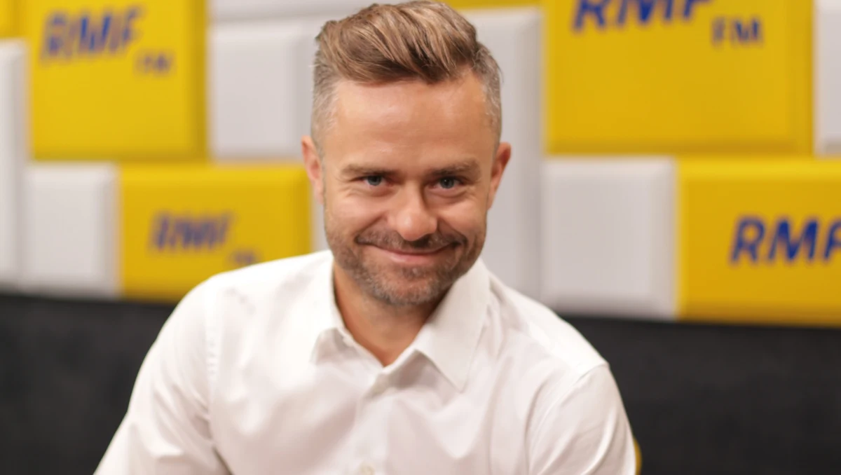 "Prezes Kaczyński jeszcze przez 30 lat będzie prezesem, a potem pomyśli" - żartował w Porannej rozmowie w RMF FM Adam Hofman. "30 lat - na złość swoim krytykom, którzy mówią: 'Jarosław Kaczyński się kończy, już ma swój wiek'. To na złość im jeszcze 30, a potem zobaczymy" - dodawał gość Roberta Mazurka. Pytany o to, kto mógłby objąć schedę po prezesie - Brudziński, Szydło czy Morawiecki - były rzecznik PiS odpowiedział: "Dodałbym jeszcze Zbigniewa Ziobrę, ma najwięcej zasobów". Zdaniem Hofmana pozycja premiera Mateusza Morawieckiego słabnie. 