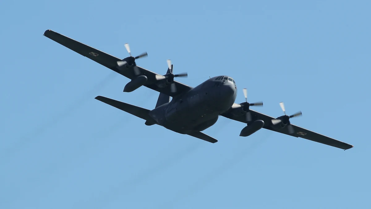 Awaryjne lądowanie samolotu hercules na wrocławskim lotnisku - dowiedział się reporter RMF FM Mateusz Czmiel. Nikomu nic się nie stało. Lądowanie zabezpieczało 7 jednostek straży pożarnej. 
