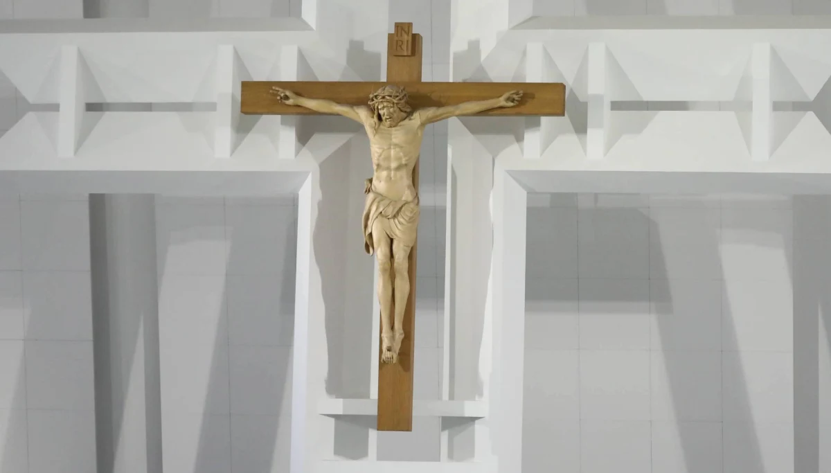 Policjanci zatrzymali 22-letniego mężczyznę, który w ubiegłym tygodniu zdewastował kościół pod wezwaniem św. Maksymiliana Kolbe w Koninie (Wielkopolskie). Mężczyzna usłyszał zarzut uszkodzenia mienia. Grozi mu od 3 miesięcy do 5 lat więzienia.