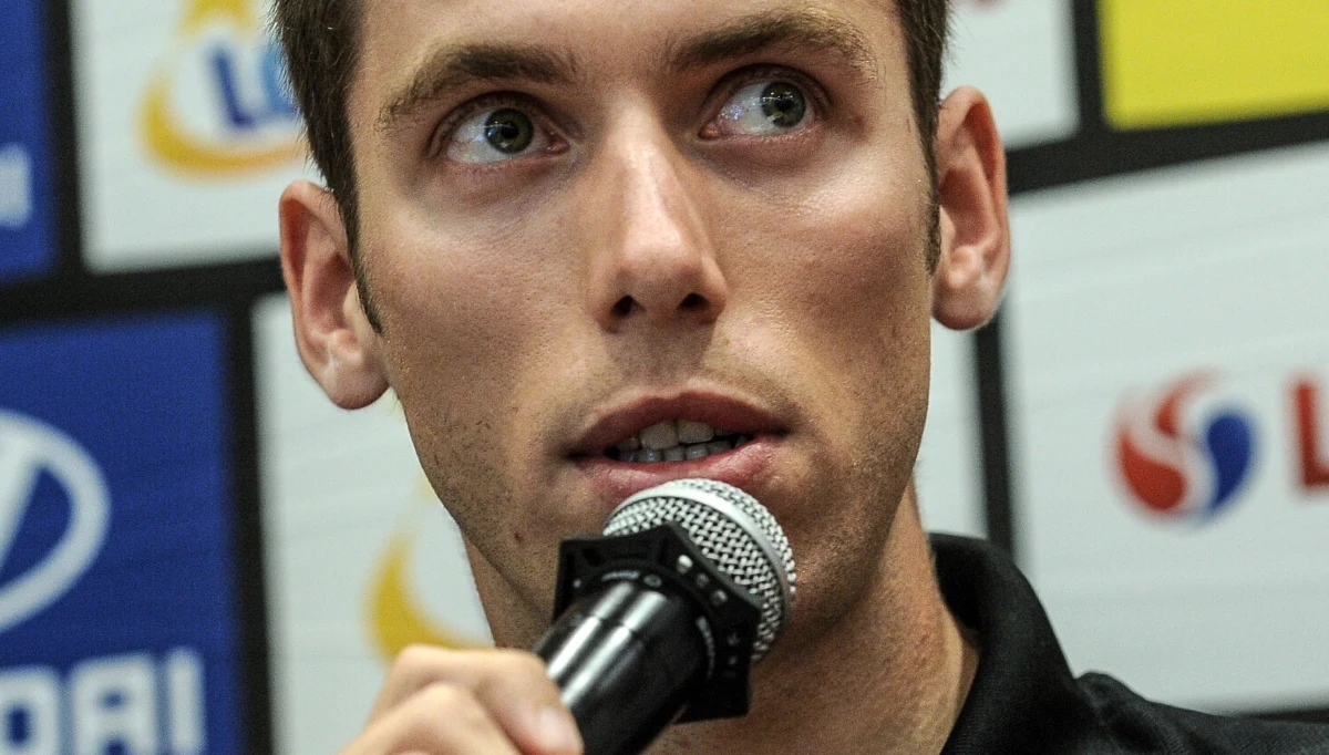 Stan zdrowia Karola Domagalskiego powoli się poprawia - poinformował pierwszy trener kolarza Zbigniew Klęk. Zawodnik ekipy Hurom pozostaje w śpiączce farmakologicznej po wypadku, któremu uległ 15 czerwca podczas Małopolskiego Wyścigu Górskiego.