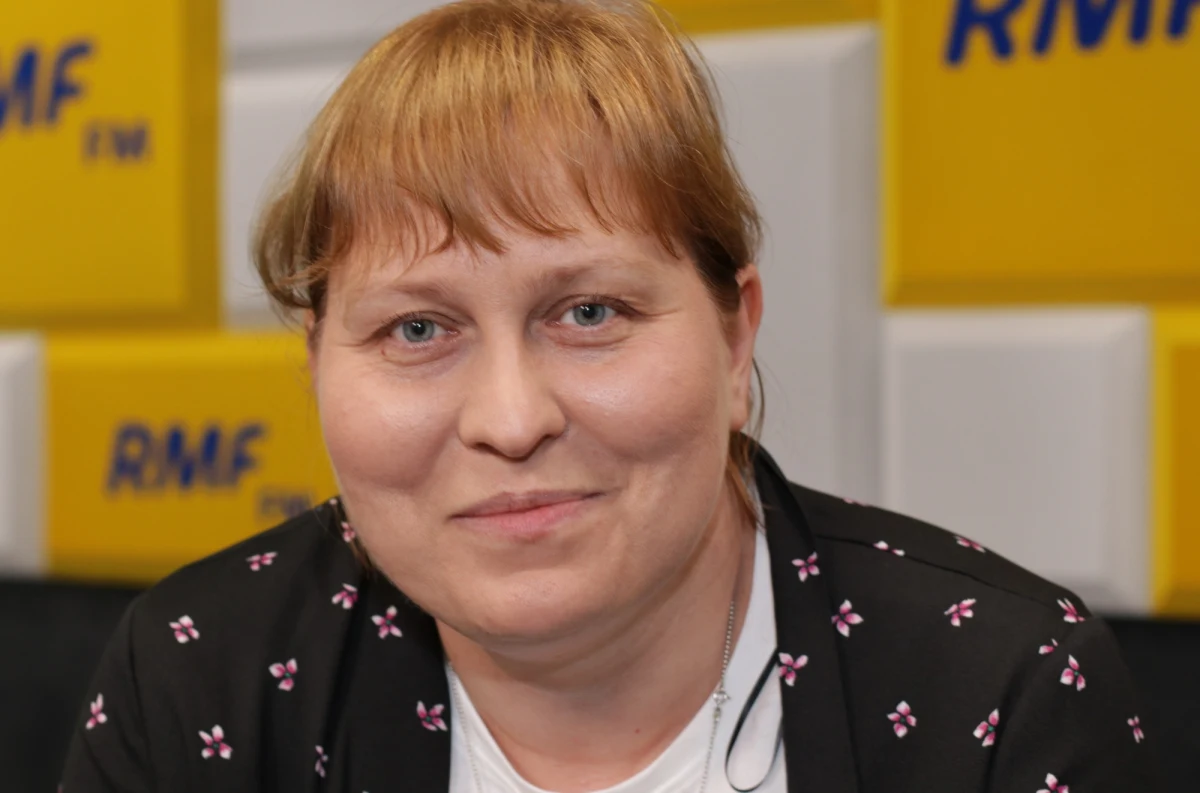 "Zawsze trzeba wspierać swoje dzieci bez względu na to, czy świadectwo jest dobre czy gorsze" – mówi Ewa Drobek, nauczycielka z warszawskiego XV LO. Odradza nagradzanie dzieci za piątki i szóstki na świadectwie pieniędzmi. "Można nagrodzić fajnym wyjazdem wakacyjnym" – podpowiada pedagog. I dodaje: "Oceny się nie liczą. Liczą się umiejętności, które pozostaną po szkole. Umiejętność krytycznego myślenia, analitycznego podchodzenia do zadań. To się liczy" – wylicza Drobek z grupy "Superbelfrzy RP". Podkreśla, że w wakacje "trzeba dać dziecku czas na nic nie robienie". "Na Boga, nie można się cały czas uczyć!" – mówi. 