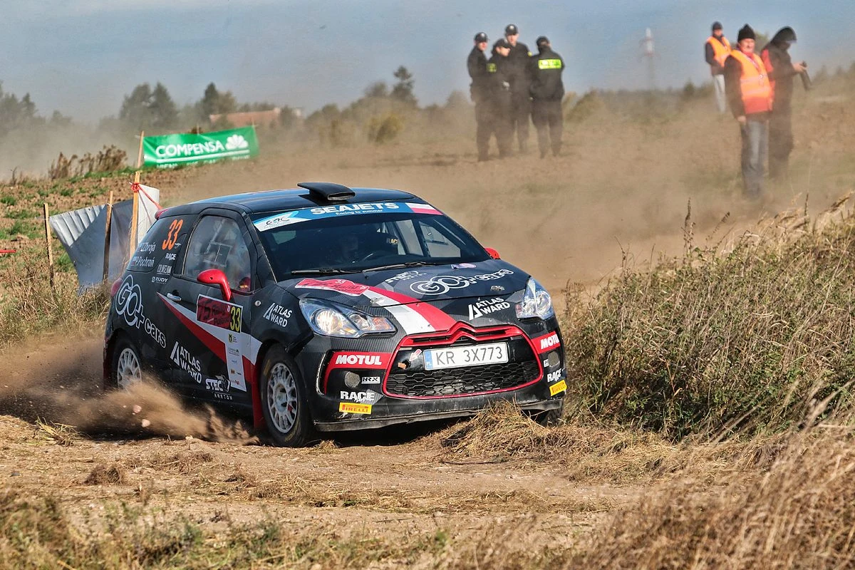 Rajd Polski – drugie najstarsze rajdowe zawody świata – mają w tym roku jubileusz swojej obecności w mistrzostwach Europy. W tym roku polskie święto sportów motorowych będzie rundą europejskiego czempionatu już 50. raz, a obecność na starcie w Mikołajkach zadeklarowały łącznie aż 102 załogi.