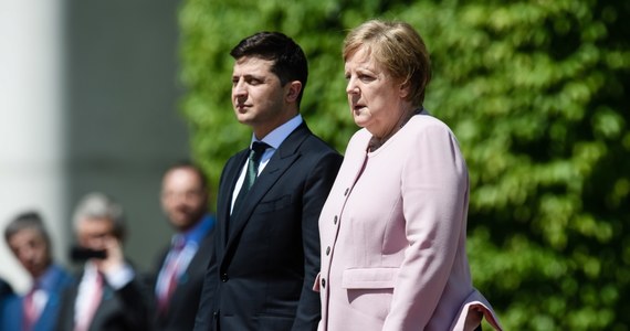 Kanclerz Niemiec Angela Merkel, która podczas oficjalnego powitania prezydenta Ukrainy w Berlinie nie była w stanie opanować drżenia ciała, na konferencji prasowej tłumaczyła, że powodem było odwodnienie. Zapewniła, że czuje się już dobrze. Szefowa rządu zaczęła w sposób niekontrolowany trząść się na całym ciele, gdy orkiestra wojskowa odgrywała hymny narodowe Niemiec i Ukrainy.