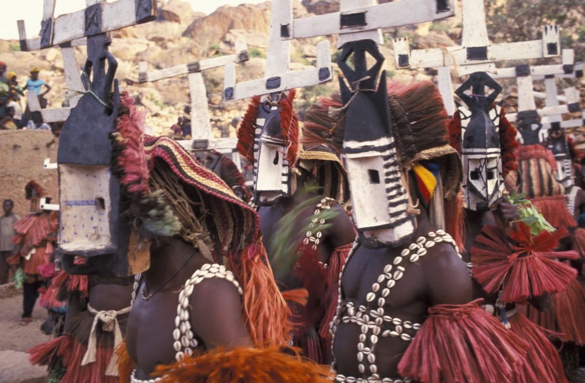 Grupa około 100 uzbrojonych mężczyzn na motorach dokonała ataku na dwie wioski w środkowej części Mali, zabijając co najmniej 41 osób - poinformowały lokalne władze. W rejonie tym trwają konflikty na tle etnicznym.