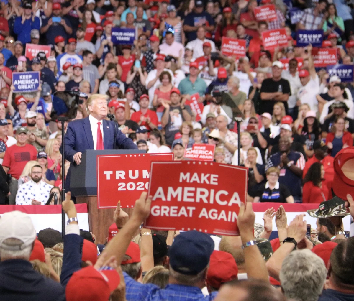 „Osiągnęliśmy więcej niż jakikolwiek inny prezydent w ciągu pierwszych 2,5 roku prezydentury i w okolicznościach, z którymi żaden prezydent nie miał do czynienia wcześniej” - mówił prezydent Donald Trump podczas wiecu wyborczego w czasie którego ogłosił swój start w wyborach w 2020 roku. 