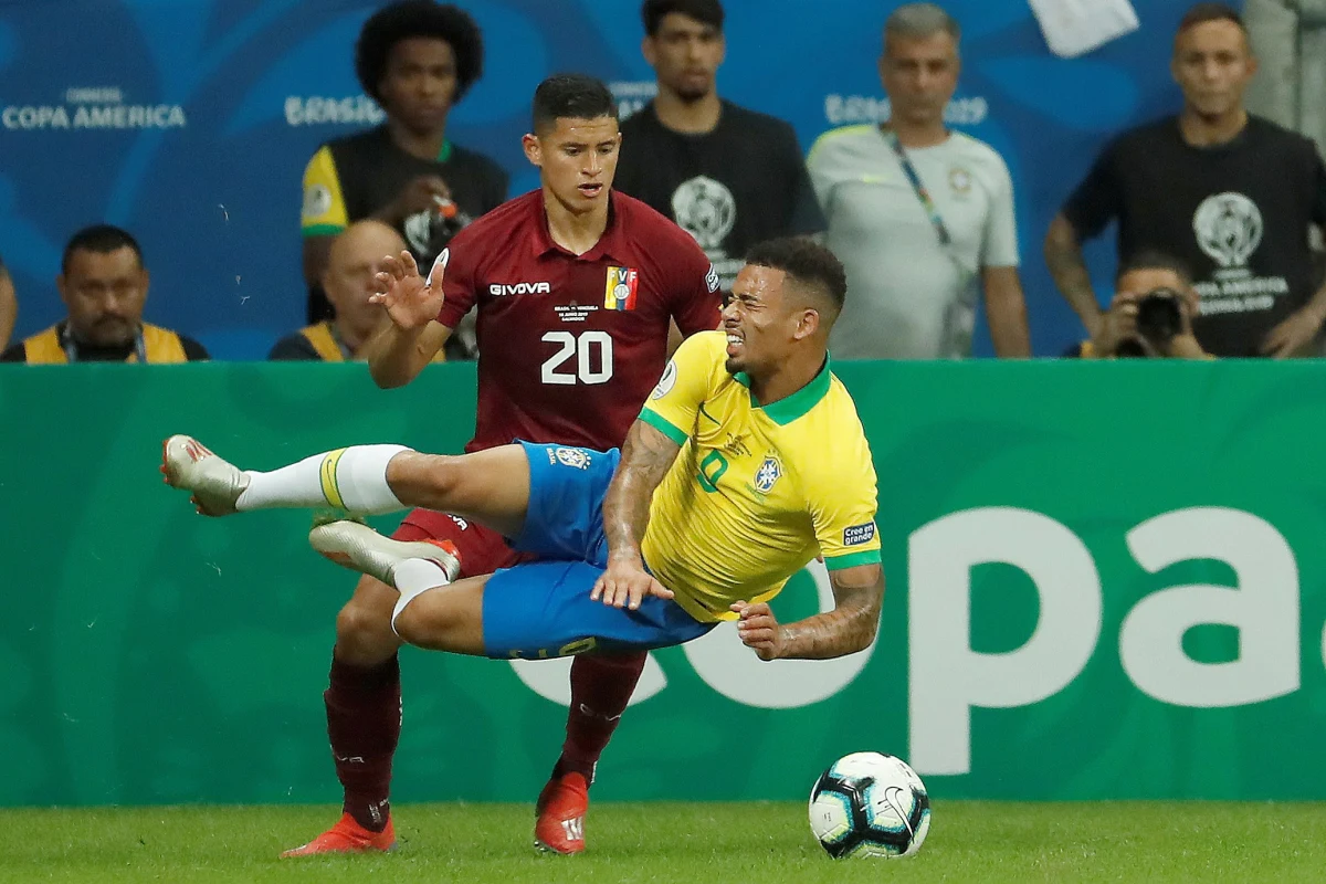 Brazylia, która jest gospodarzem turnieju Copa America - mistrzostw strefy południowoamerykańskiej, we wtorek zremisowała z Wenezuelą 0:0. Kibice niezadowoleni z postawy "Canarinhos" buczeli, gwizdali, a nawet dopingowali rywali.
