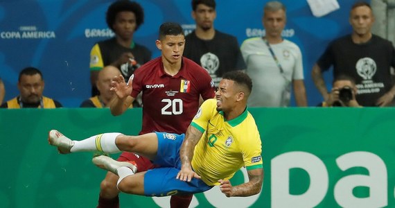 Brazylia, która jest gospodarzem turnieju Copa America - mistrzostw strefy południowoamerykańskiej, we wtorek zremisowała z Wenezuelą 0:0. Kibice niezadowoleni z postawy "Canarinhos" buczeli, gwizdali, a nawet dopingowali rywali.
