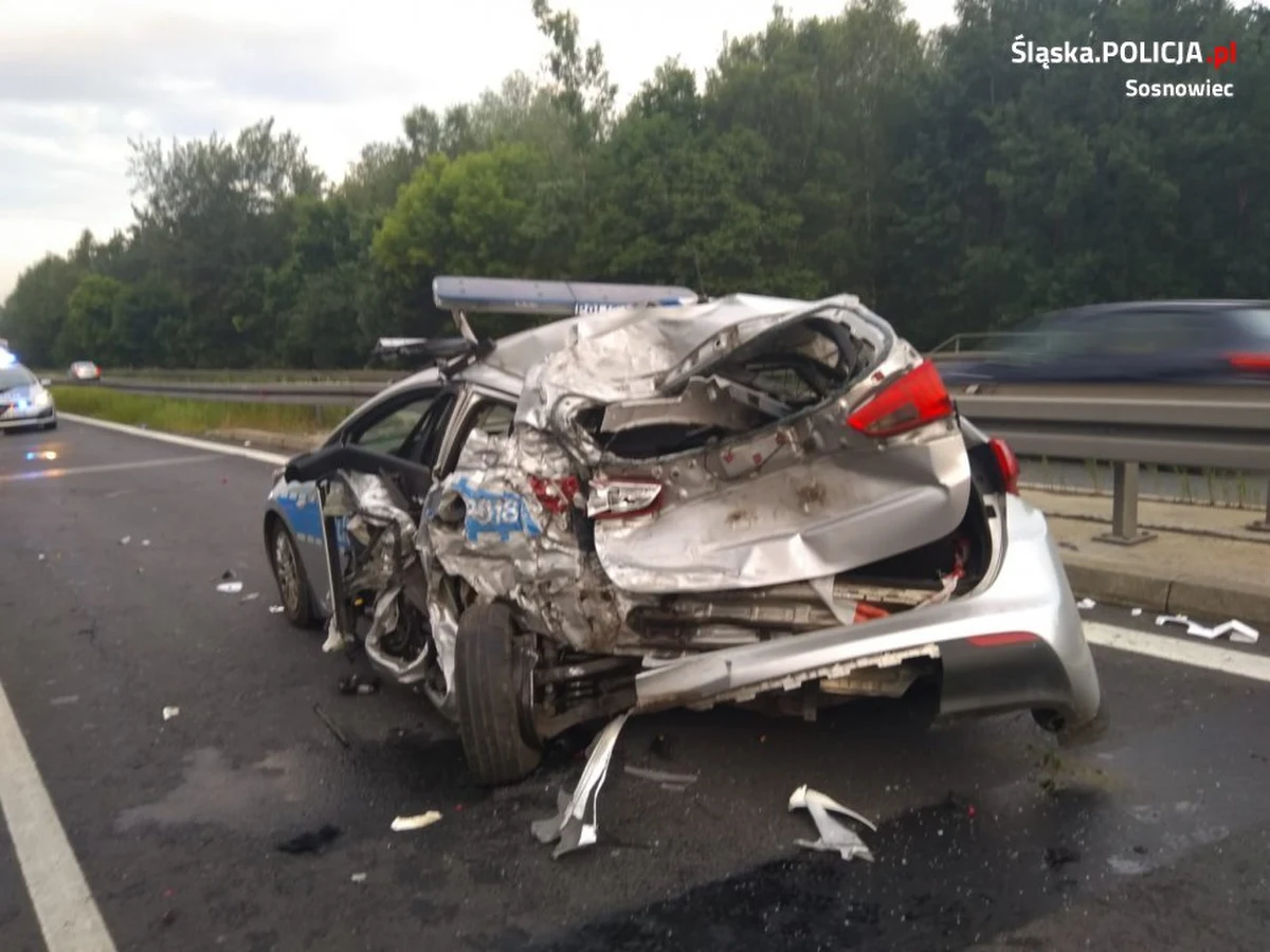 Z poważnymi obrażeniami głowy i klatki piersiowej trafili do szpitala dwaj policjanci, w których radiowóz uderzyła na S1 w Sosnowcu cysterna. Do groźnego wypadku doszło przed drugą w nocy na nitce w kierunku Łodzi.