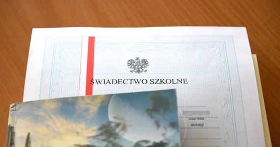 Mazowieckie kuratorium przedłuża termin na przynoszenie dokumentów do innych szkół przez absolwentów gimnazjów - dowiedział się nasz reporter. To efekt błędu, który we wprowadzaniu wyników egzaminu gimnazjalnego popełnili informatycy Okręgowej Komisji Egzaminacyjnej.